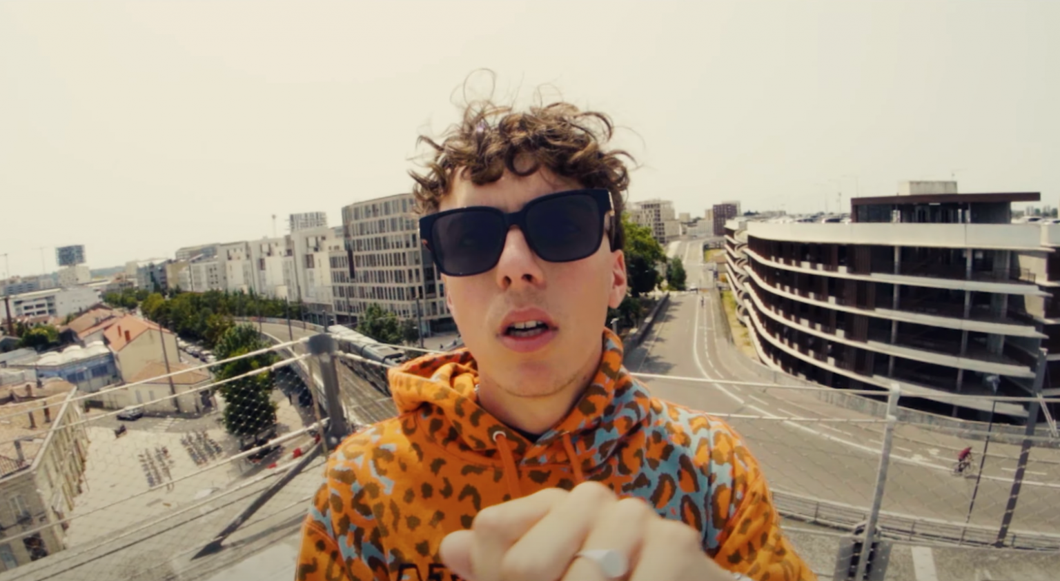 Photo de MILOU est chaud-bouillant dans son nouveau clip « L.B »