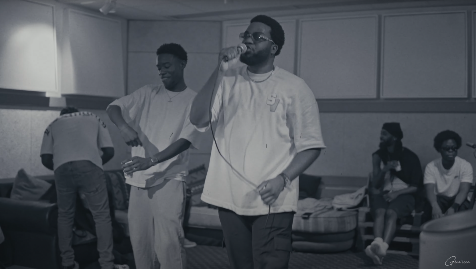 Photo de GOUROU veut « MAILLER » dans son nouveau clip