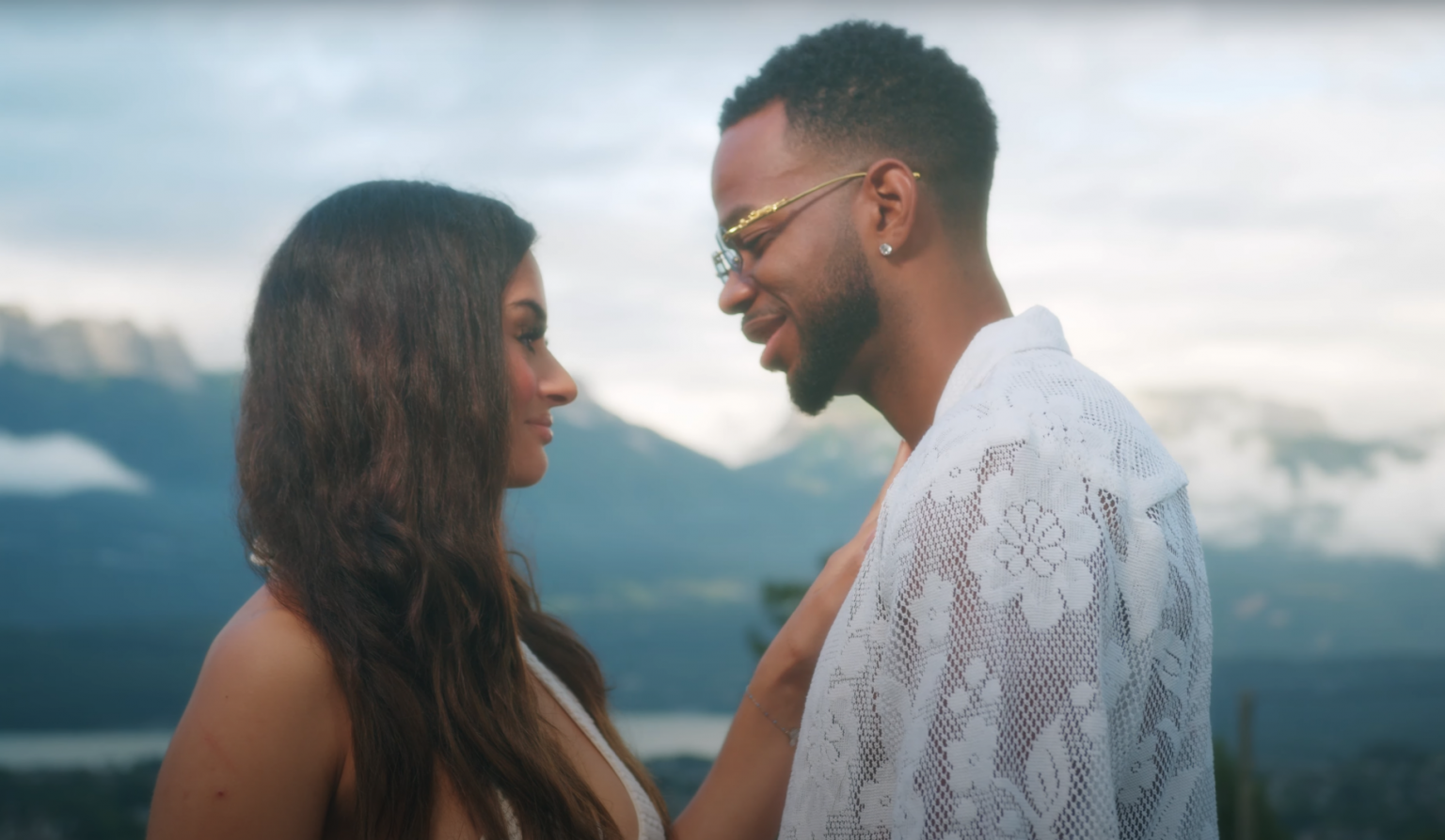 Photo de Klein devient « Somnambule » dans son nouveau clip