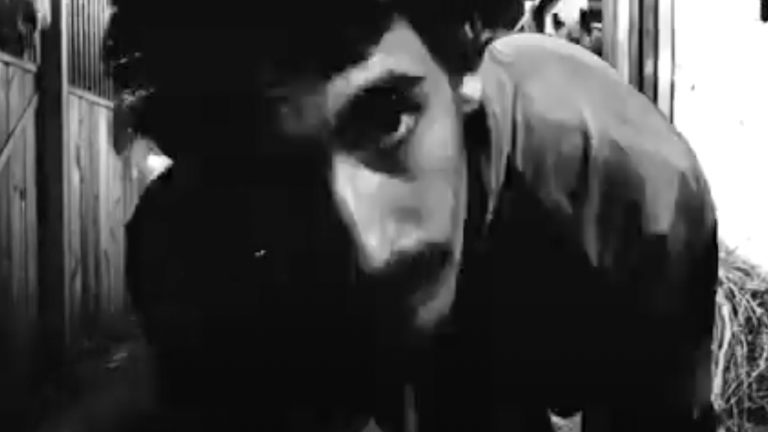 Photo de DEEPLUCIY, complètement hors du Time pour son nouveau clip