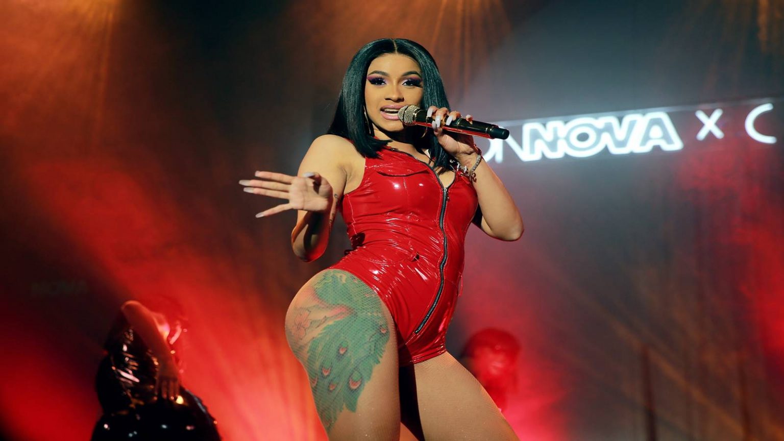 Photo de Le micro lancé par Cardi B sur un fan vendu au prix de 99.900 dollars