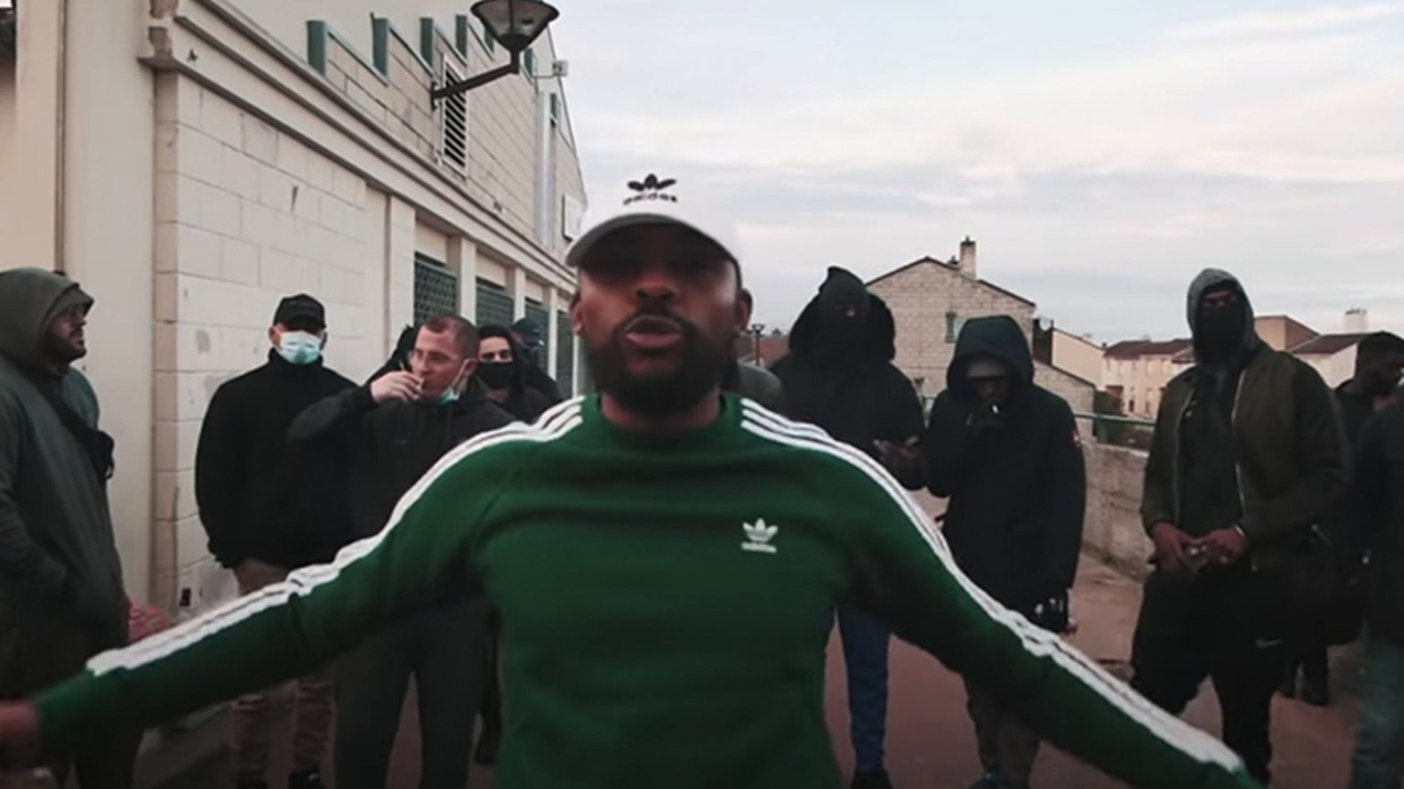 Photo de Neryl enjaille sa team dans son dernier clip Là d'où j'viens