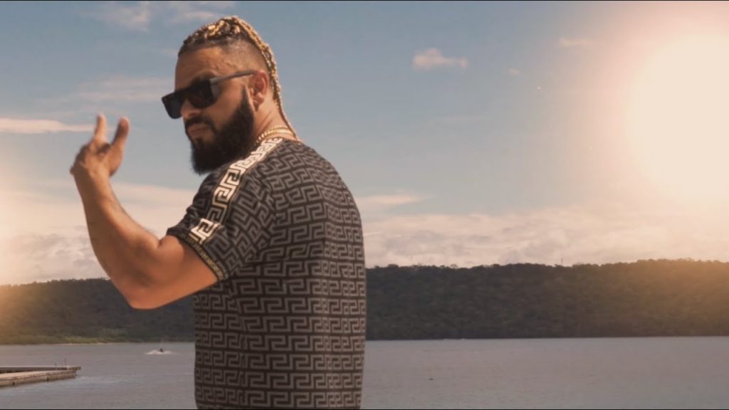 Photo de EyeMan va vous « Piqué » avec son nouveau single
