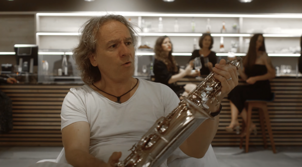 Photo de N'oubliez pas de vous mettre en « MODE AVION » pour regarder le nouveau clip de Thom Dewatt