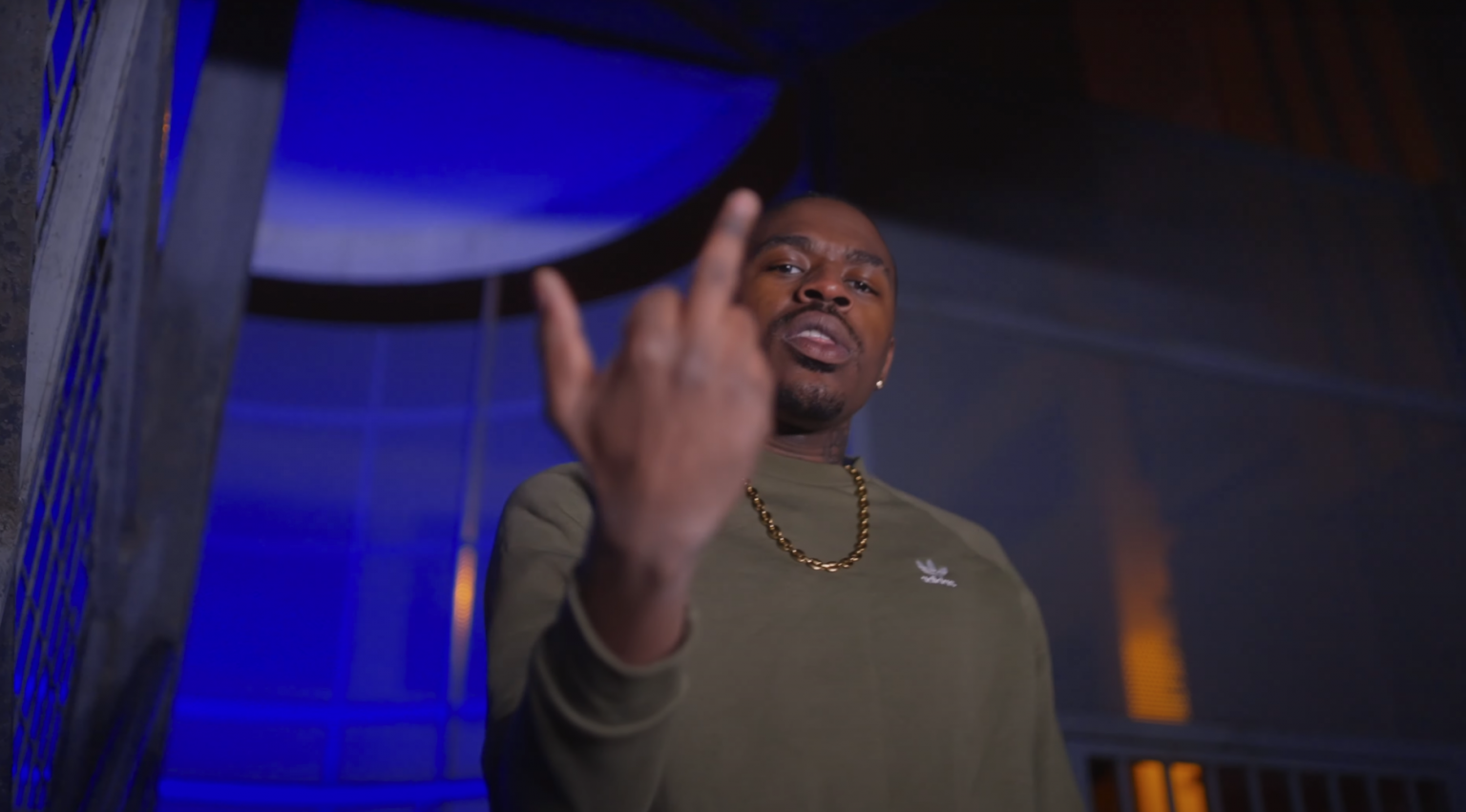 Photo de Newiis compte les « Lové » dans son nouveau clip