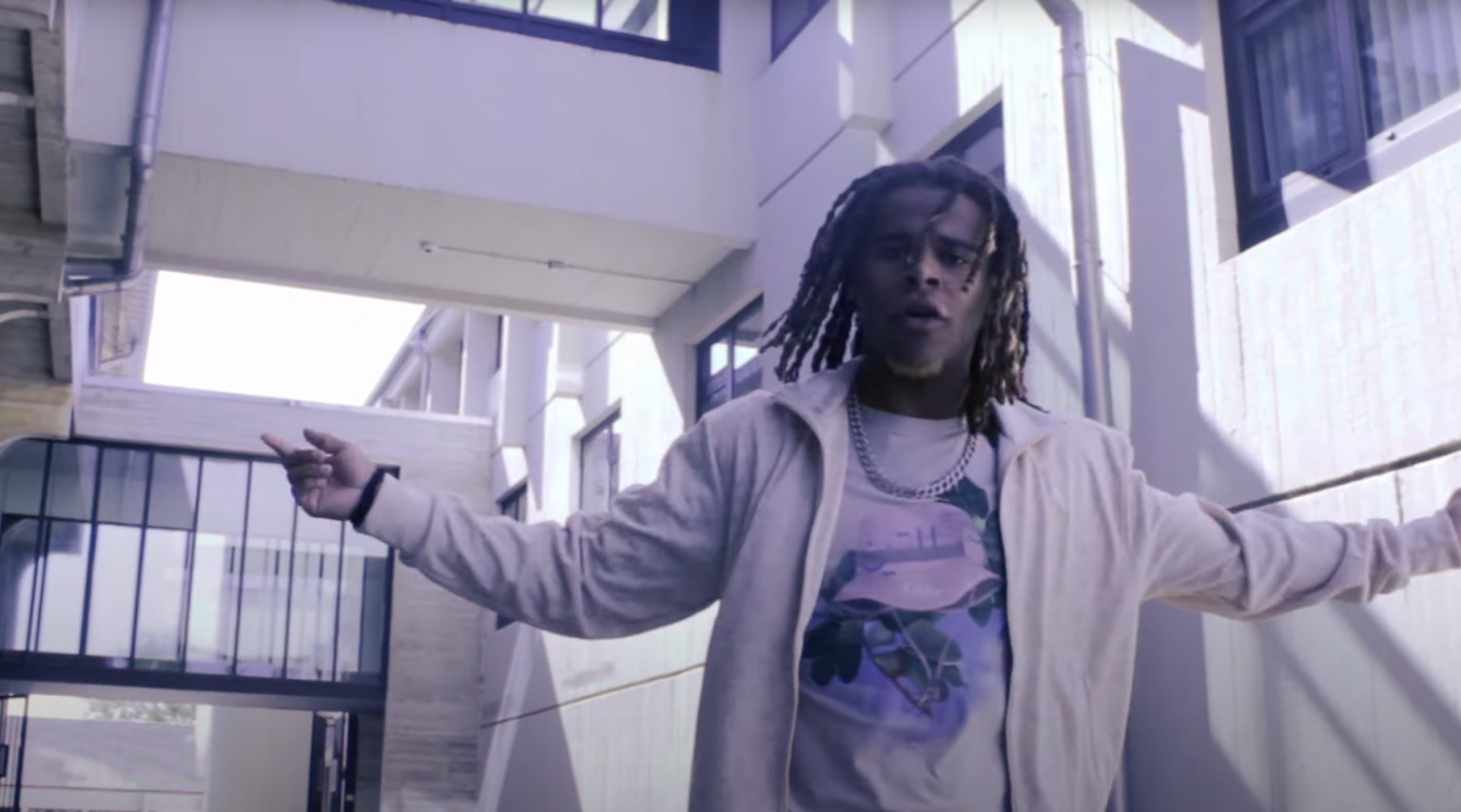 Photo de GUAVA03 cherche des réponses dans son nouveau clip « KESKI M'ARRIVE »