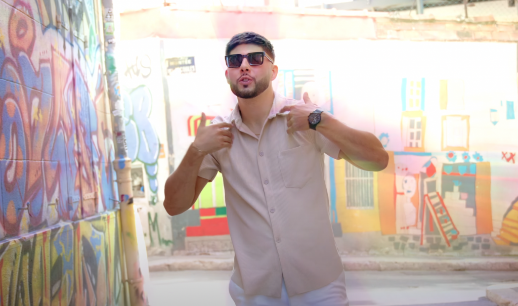 Photo de Installez-vous en bord de mer pour regarder « Cariño », le nouveau clip de ROBERT