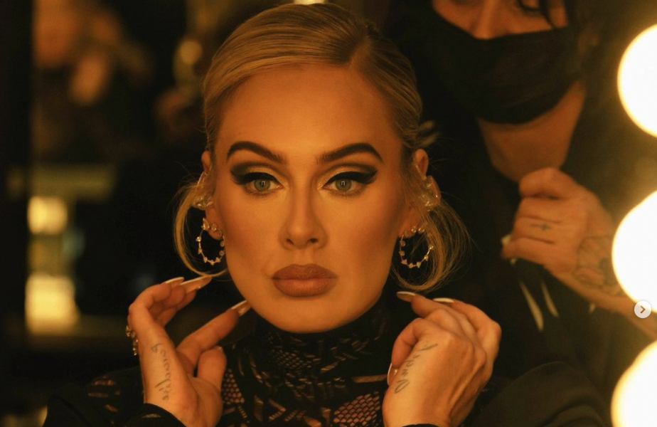 Photo de Adele annonce ne plus vouloir prendre de selfies pendant ses concerts