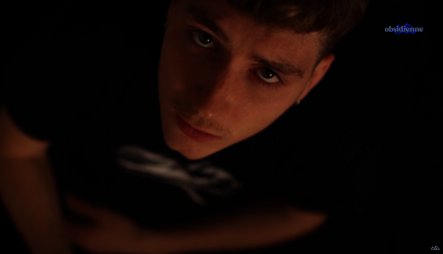 Photo de Plonger dans le noir et laissez-vous bercer par « obsidienne », le nouveau clip de Guillaume Grise