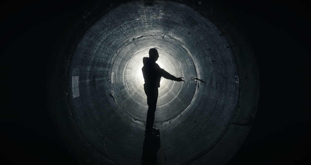 Photo de Moxy met le feu à la prod' dans son nouveau clip « QUADRATURE »