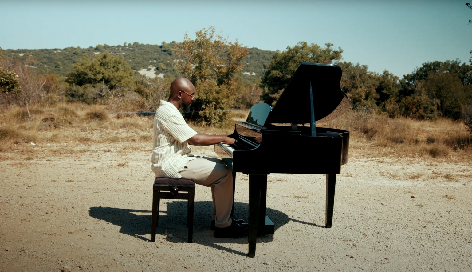 Photo de Iksam, au milieu de nul par pour son nouveau clip « Tina »