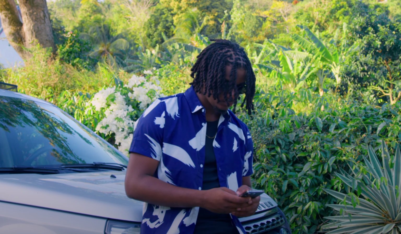 Photo de SN fait les yeux doux à « Eléanore » dans son nouveau clip