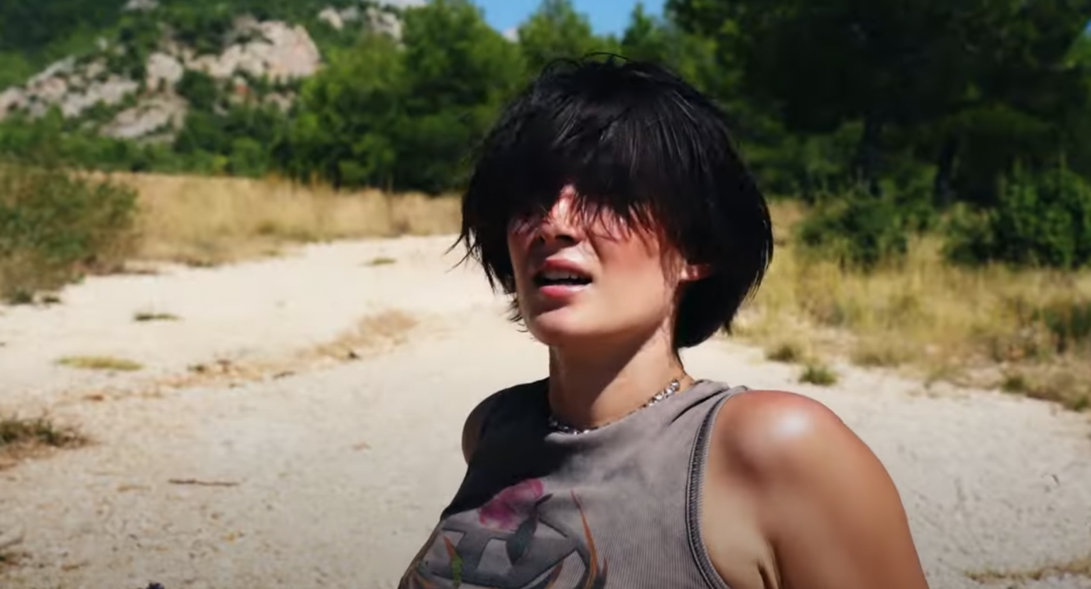 Photo de Fleur Copin avance contre « Vent Violent » dans son nouveau clip