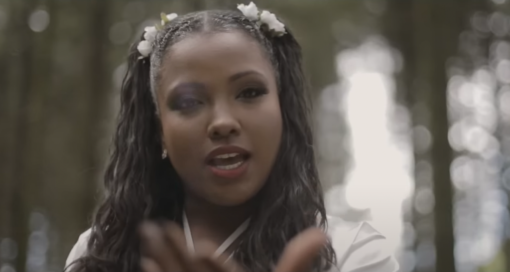 Photo de Laissez-vous envouter par « Revivisens », le nouveau clip de Roxane