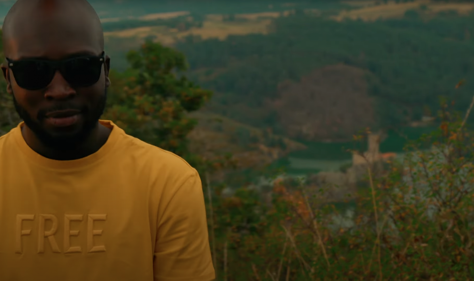 Photo de OBELUS déclare sa flamme dans son nouveau clip « T'es la lumière »