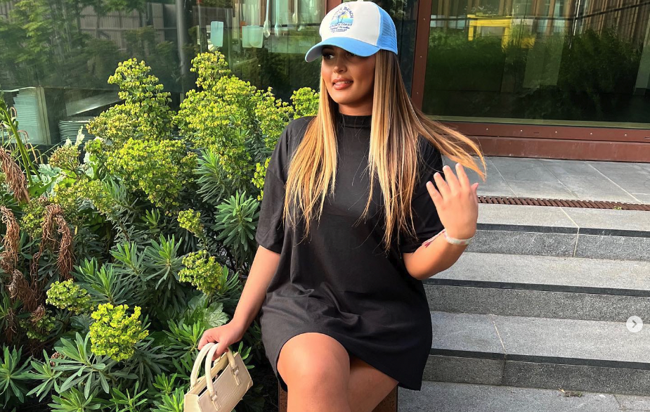 Photo de Meyy ouvre son cœur dans son nouveau clip « Plus jamais »