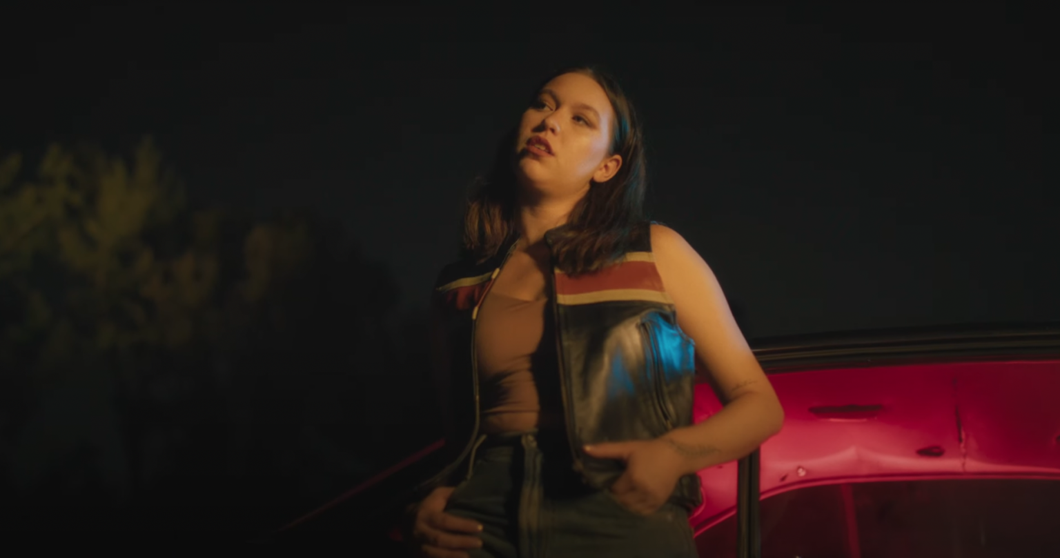 Photo de Pour Junes, c'est « Jamais trop » dans son nouveau clip