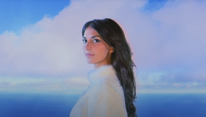Photo de ALBA a la tête dans les nuages dans son nouveau clip « Tu nube »