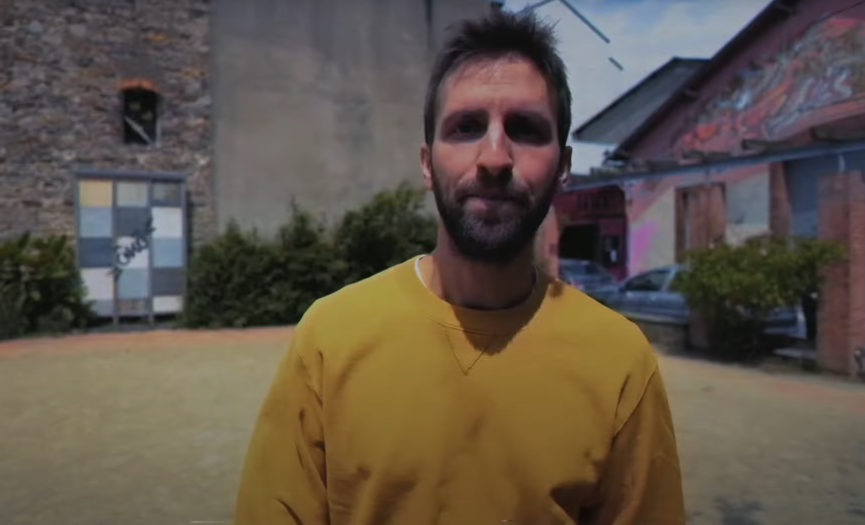 Le Zig Zélé rappe comme never dans son nouveau clip « Noname