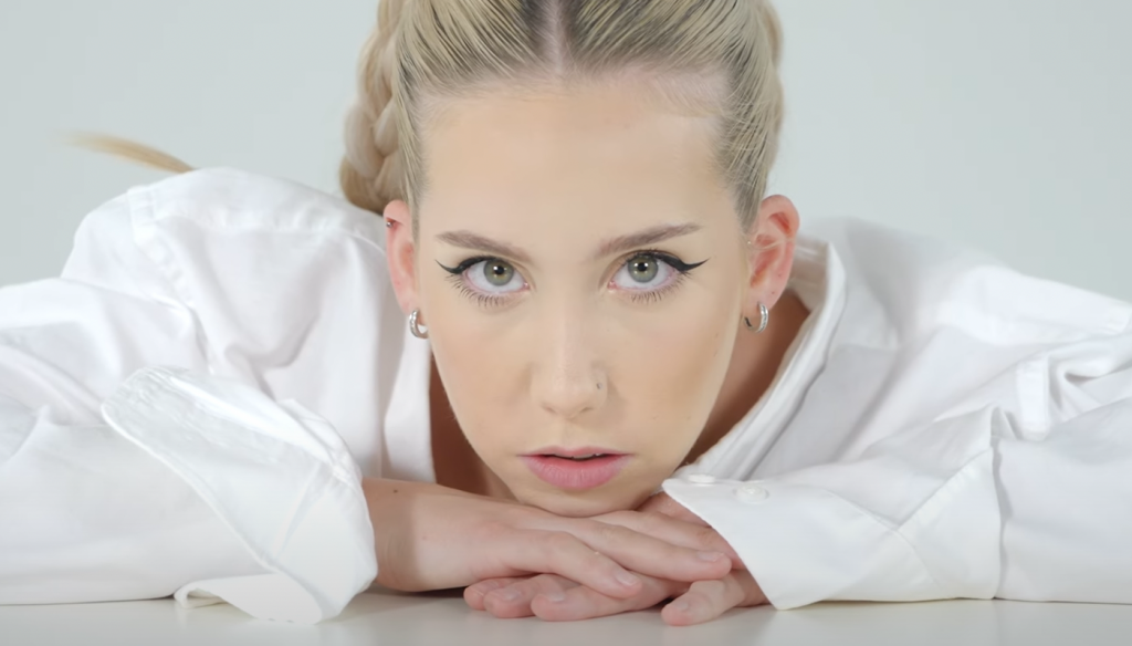 Photo de Lisalou raconte « L'ennui » dans son nouveau clip