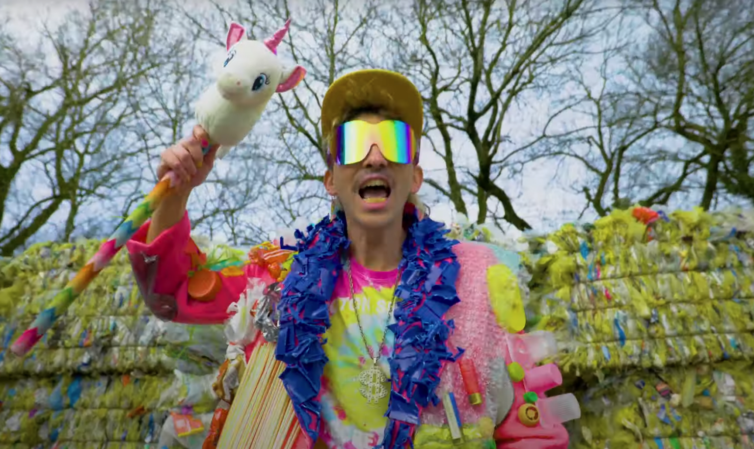 Photo de Lechapus nous invite dans sa tribu pour son nouveau clip.