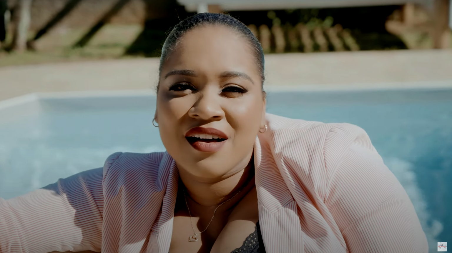 Photo de Théa nous ouvre son « Petit cœur » dans son nouveau clip