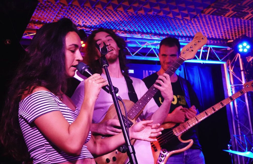 Photo de Tea at Nine est un « Second Hand Band » de choc dans son nouveau clip