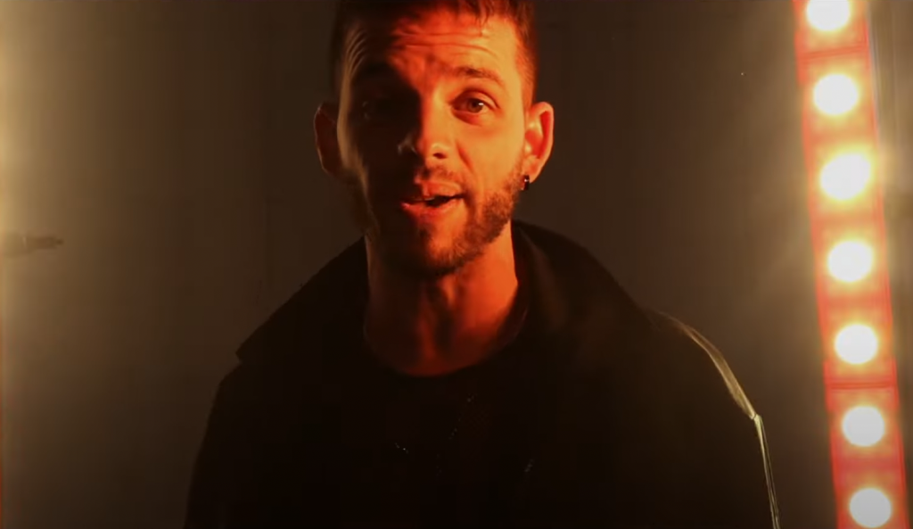 Photo de Jonatán Jiménez sort de sa zone de confort dans son nouveau clip « Sauvez-moi »