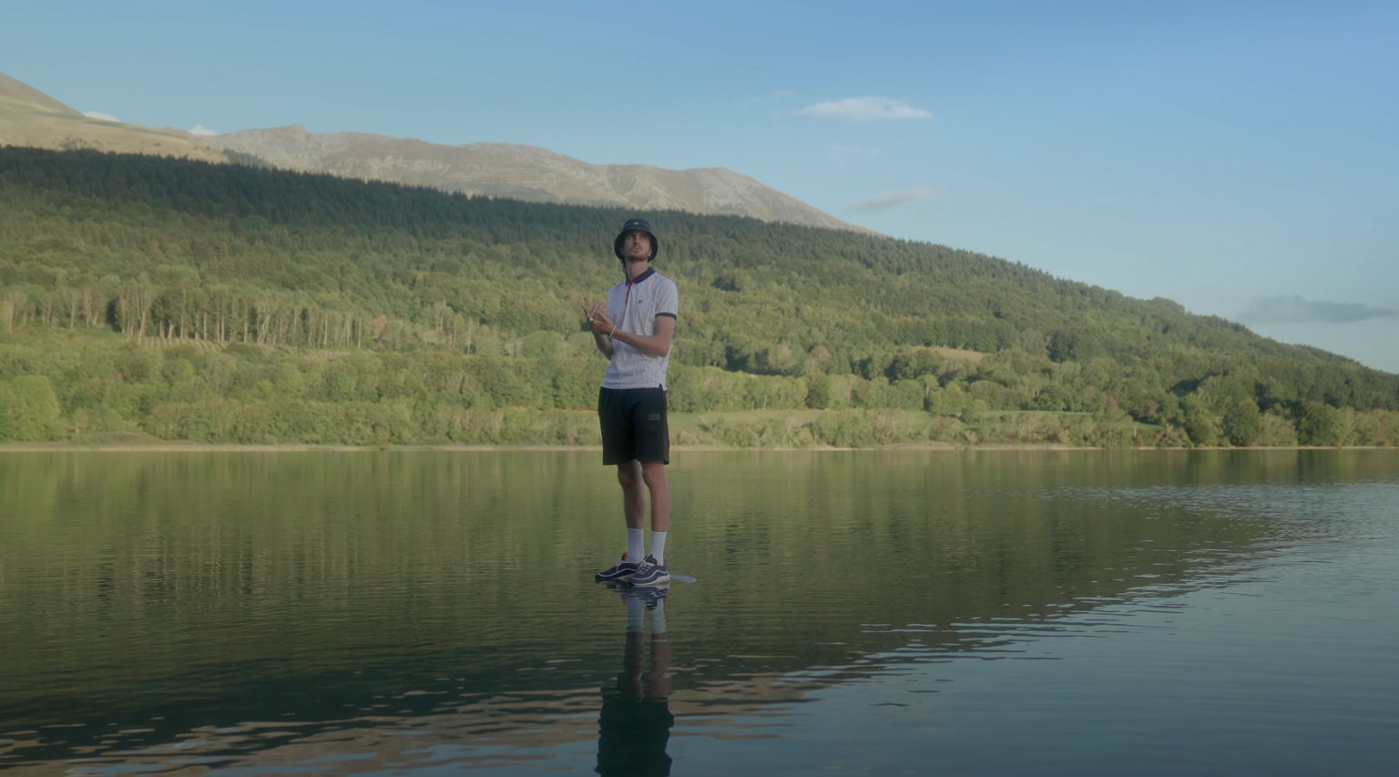 Photo de Giovanni est sur son petit « Nuage » pour son nouveau clip