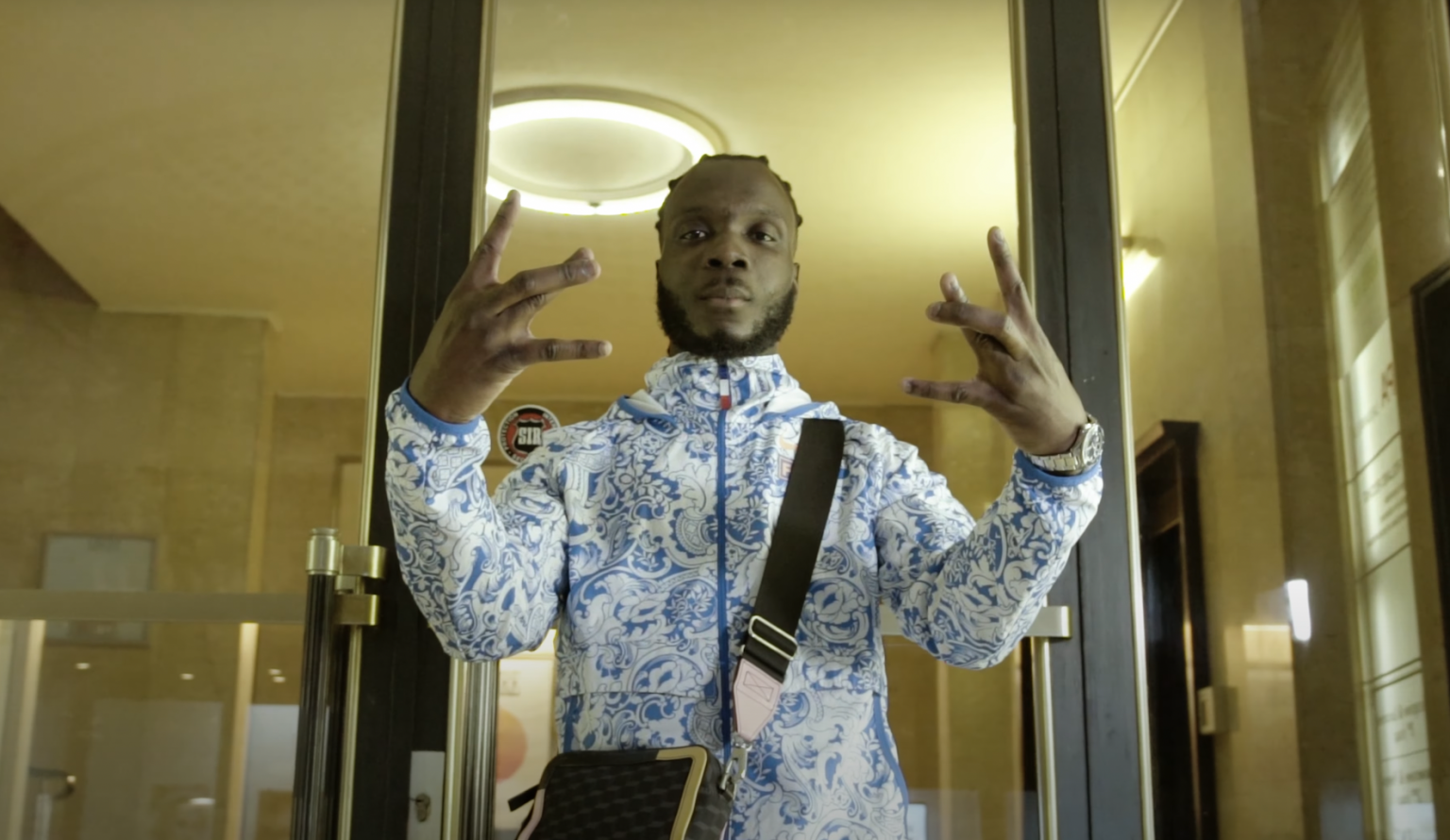 Photo de LOCKSY revoit ses « PRIORITÉ » dans son nouveau clip