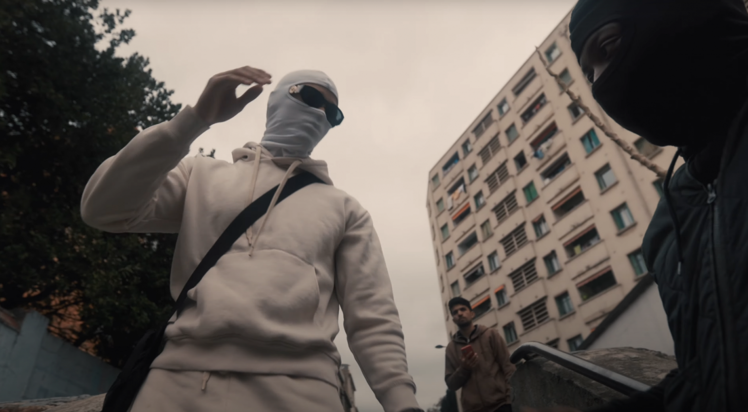 Photo de BAMBI est dans « La Foule » pour son nouveau clip