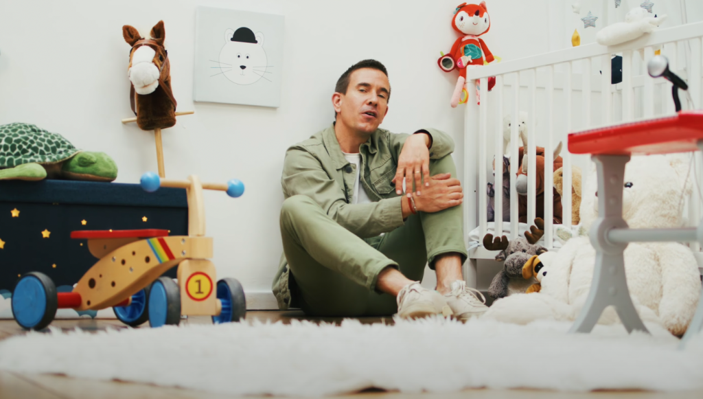 Photo de Skal est un papa pas comme les autres dans son nouveau clip « Désiré »