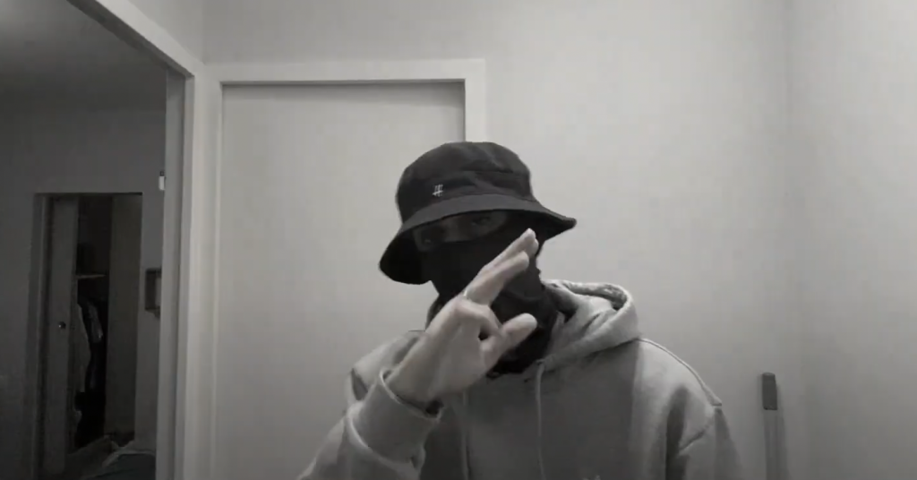 Photo de Grinsko rappe en mode « Double Face » dans son nouveau clip