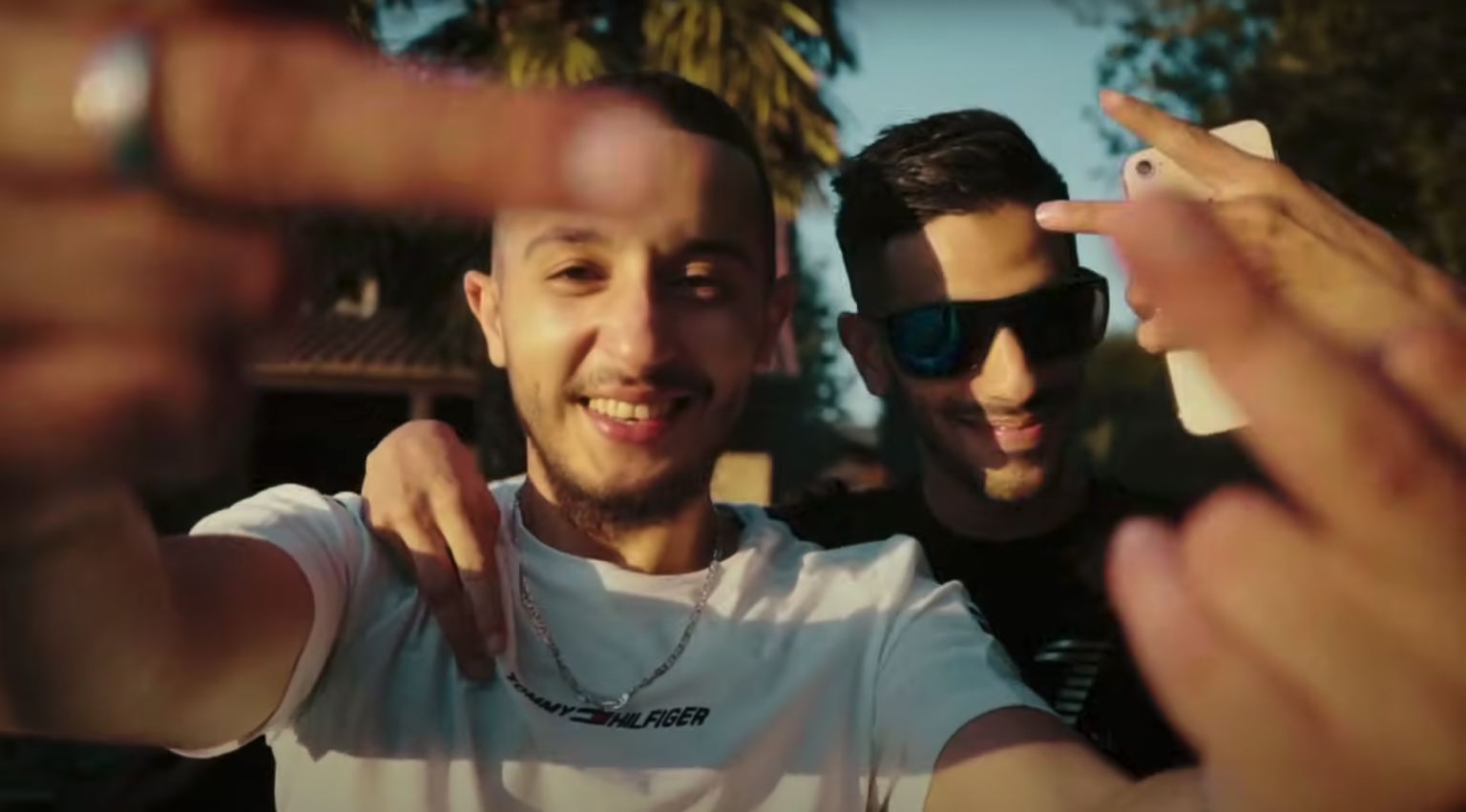 Photo de RYAD vient mettre un peu de soleil dans nos vies avec son nouveau clip « Pumperup »