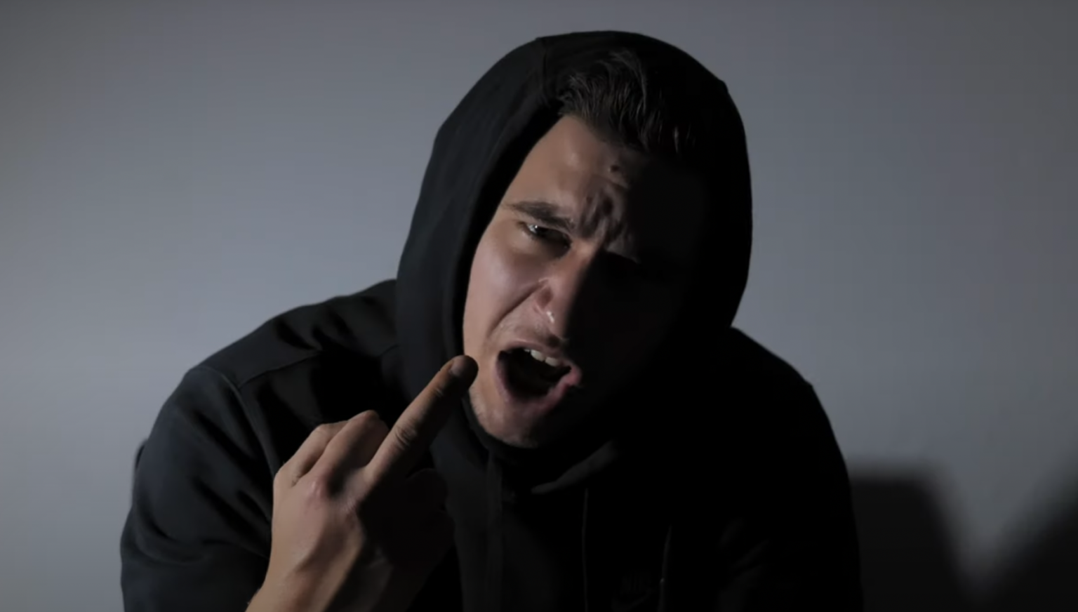 Photo de Fonzy, en totale « Frenezy » dans son nouveau clip