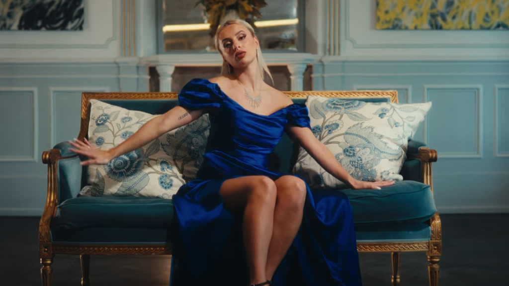 Photo de FEFE est « So cute » dans son nouveau clip