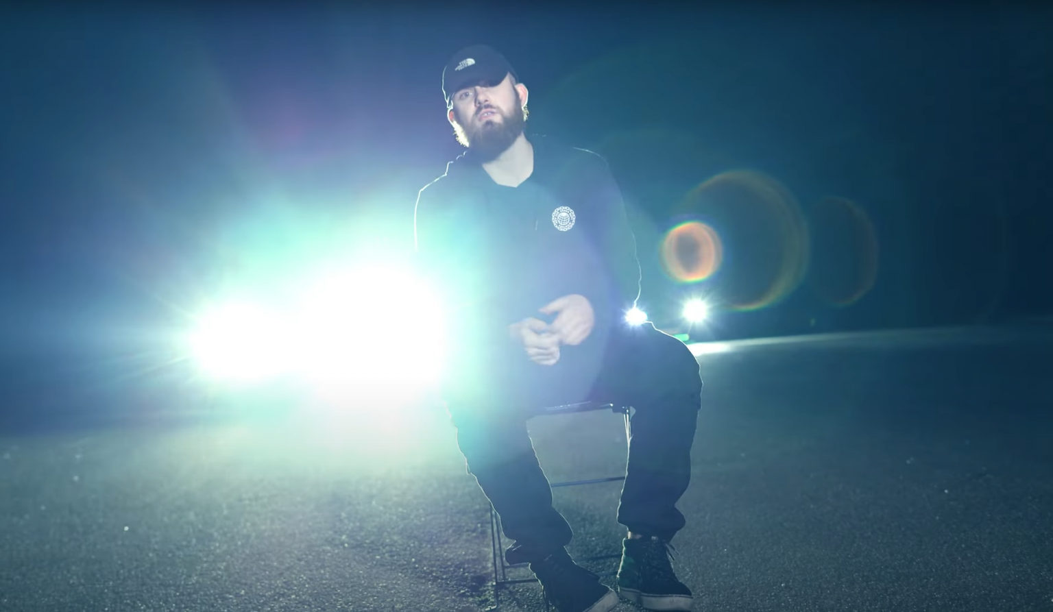 Photo de Schonin fait du sale dans son nouveau clip « BRRAH »