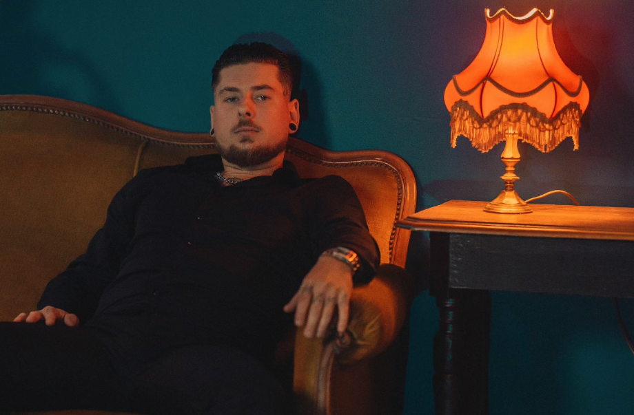 Photo de Rivaï nous fait un joli « Sign » avec son nouveau clip