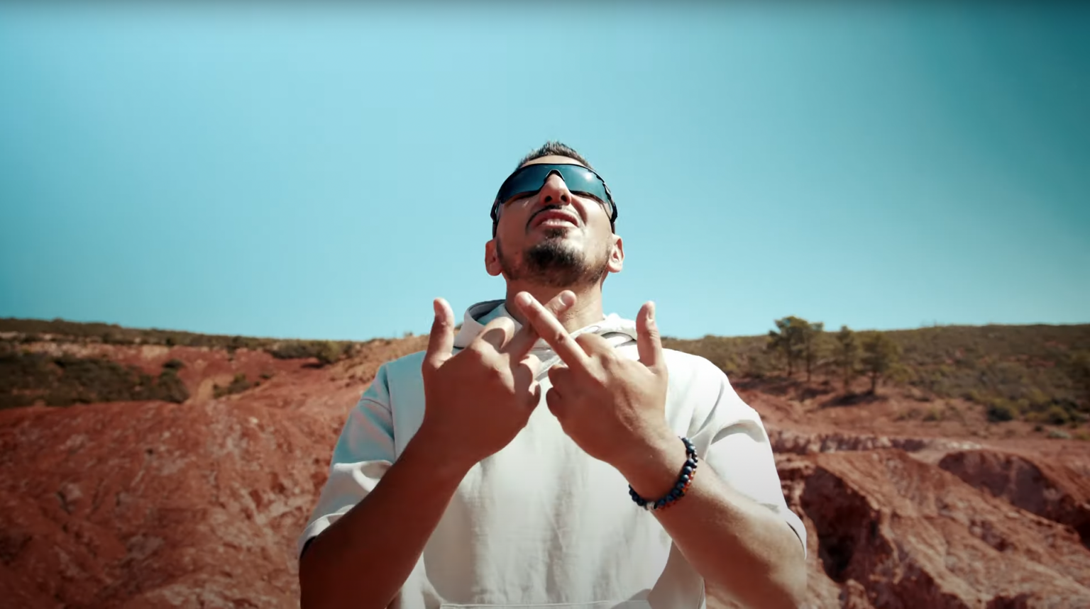 Photo de L'EGO rappe ses « DECEPTIONS » dans son nouveau clip