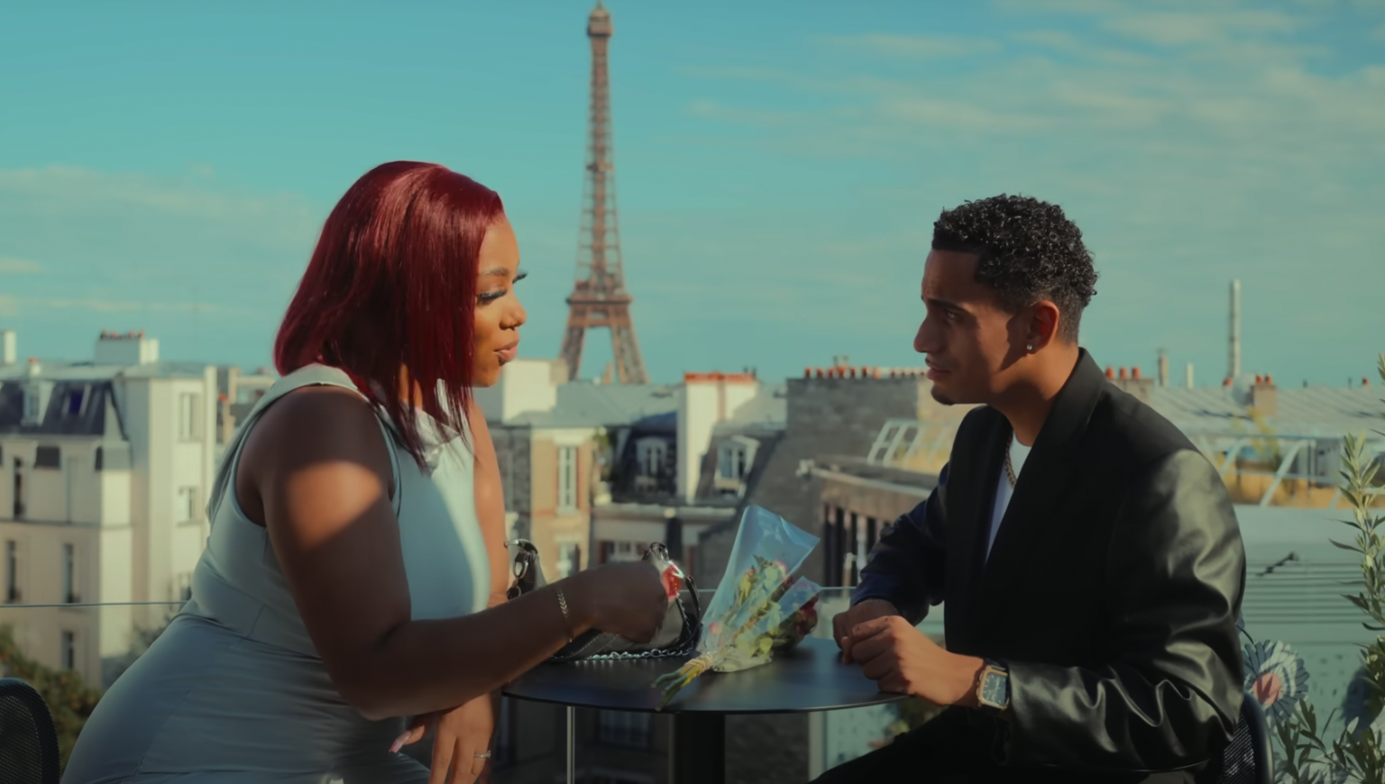 Photo de Rayka est de retour avec son nouveau clip « D'ailleurs »