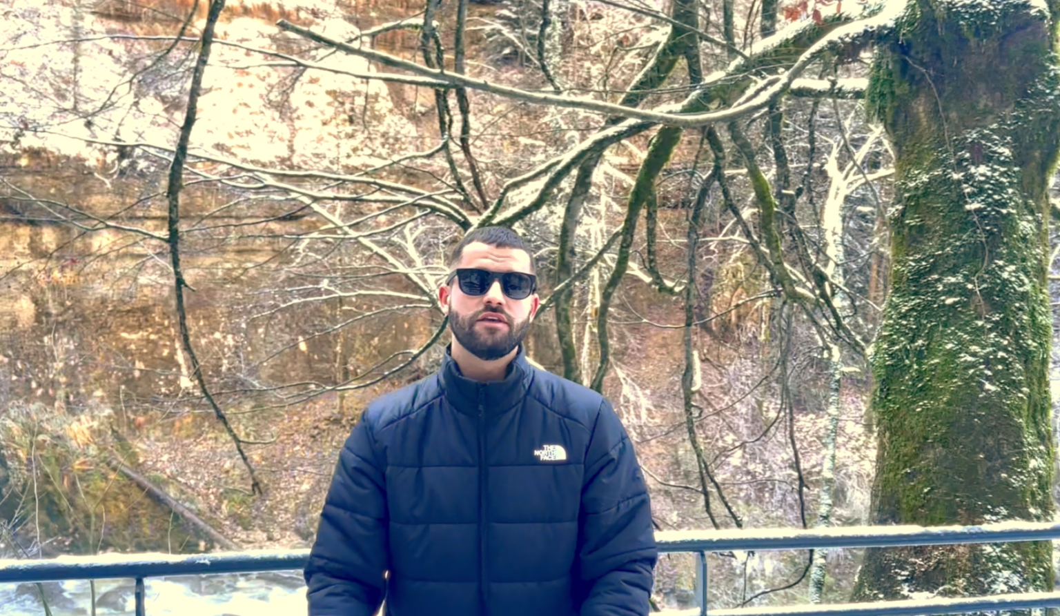 Photo de YX.Í voit la « Lueur » au bout du tunnel dans son nouveau clip