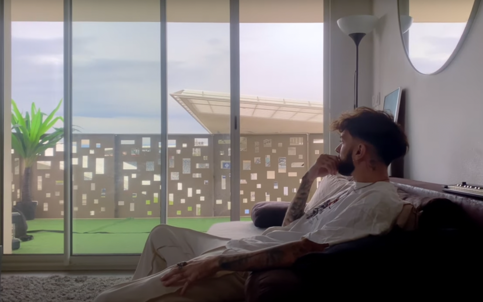 Photo de TÉO B fait ça « Tard la nuit » pour son nouveau clip