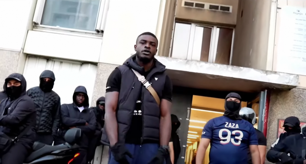 Photo de Gros B met le feu à la prod dans « Freestyle Commencement »