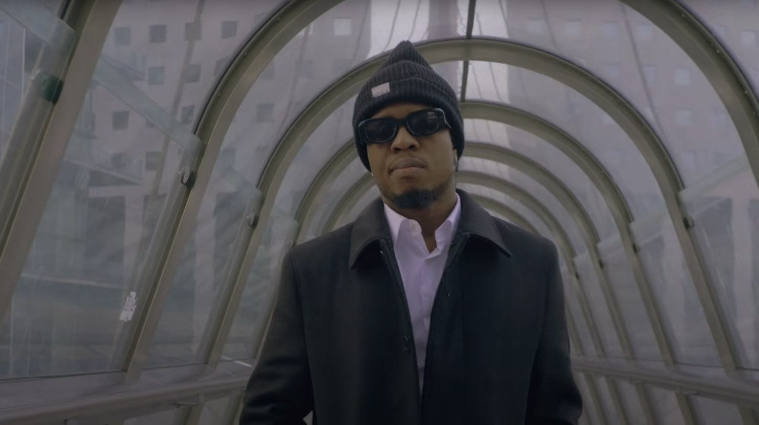 Photo de Gaz Fabilouss joue la carte de la séduction avec son tout nouveau clip « TONDILA »