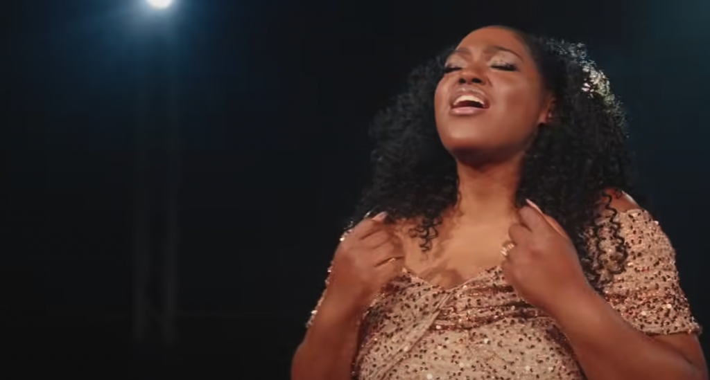 Plongez dans l’esprit de Noël avec le nouveau clip de GWEN DRESSAIRE, « RACONTE-MOI NOËL » Photo de Plongez dans l'esprit de Noël avec le nouveau clip de GWEN DRESSAIRE, « RACONTE-MOI NOËL »