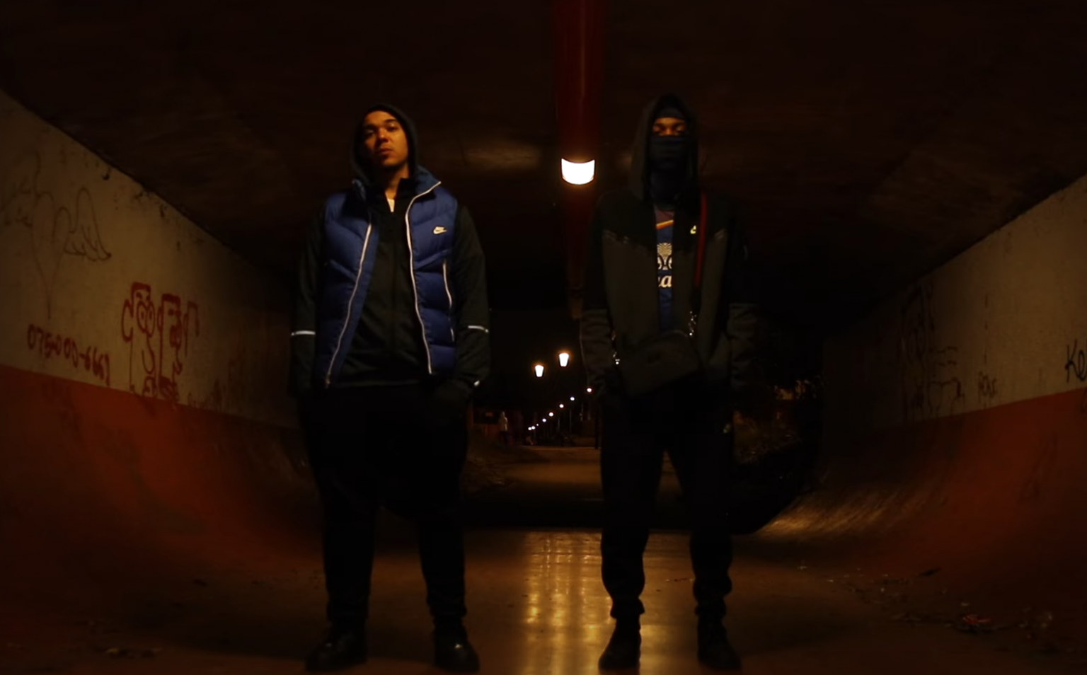 Photo de Hozo voit la vie en « BLEU 🚨 » dans son nouveau clip