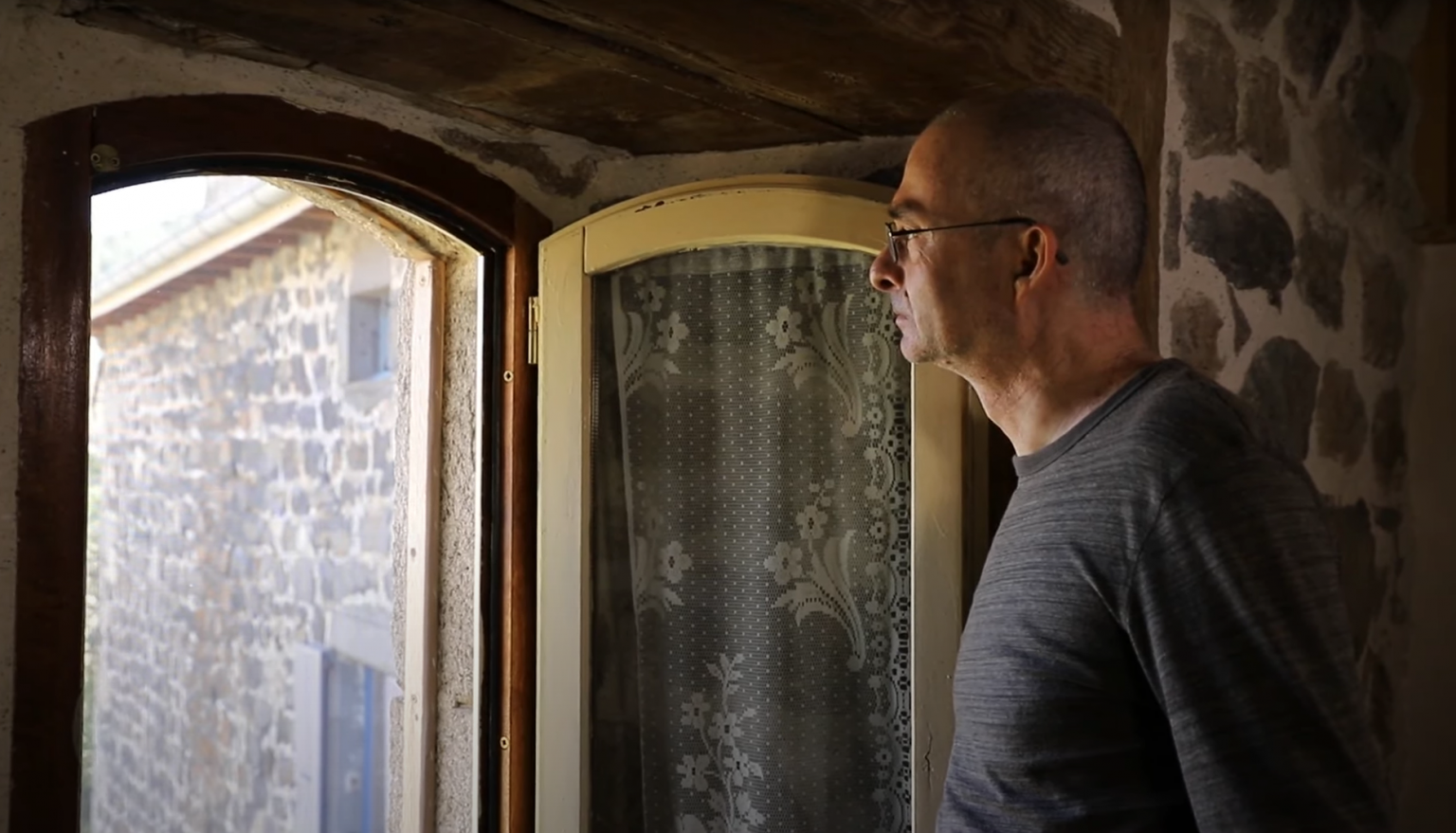 Photo de Christophe ATXER rend hommage au personnel soignant avec son clip « PARCE QUE »