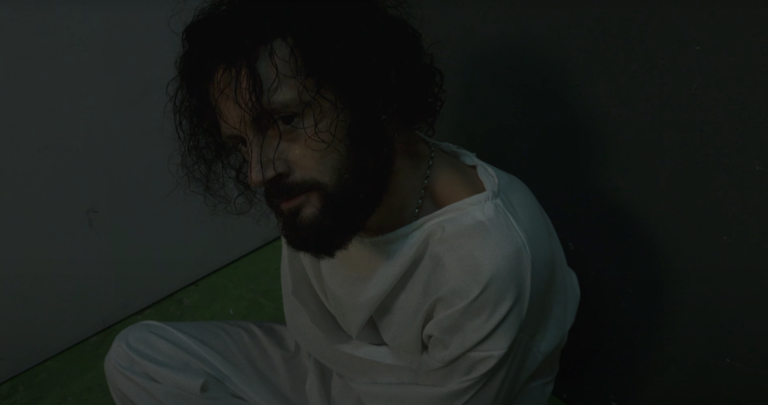 Photo de SENA devient fou dans son nouveau clip « ASYLUM »