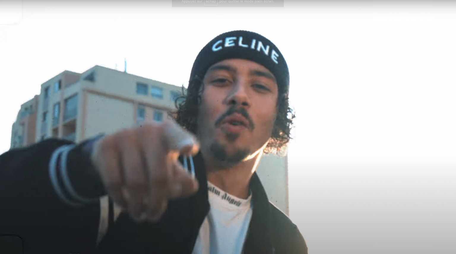 Photo de Découvrez le monde « CABOSSÉ » de YAX avec son nouveau clip