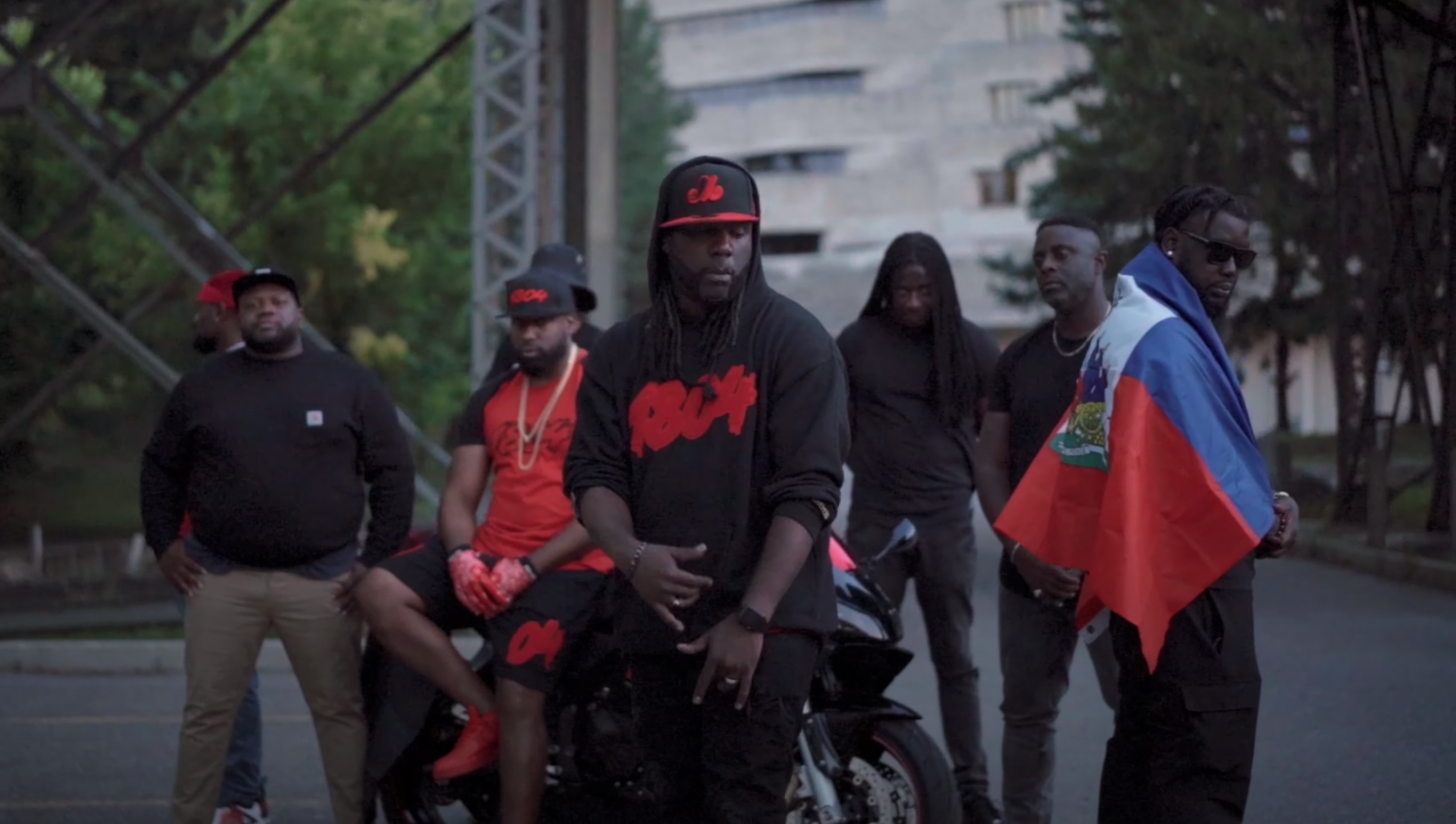 Photo de LeFLOFRANCO vient « Sonner l'alarme ! » dans son nouveau clip